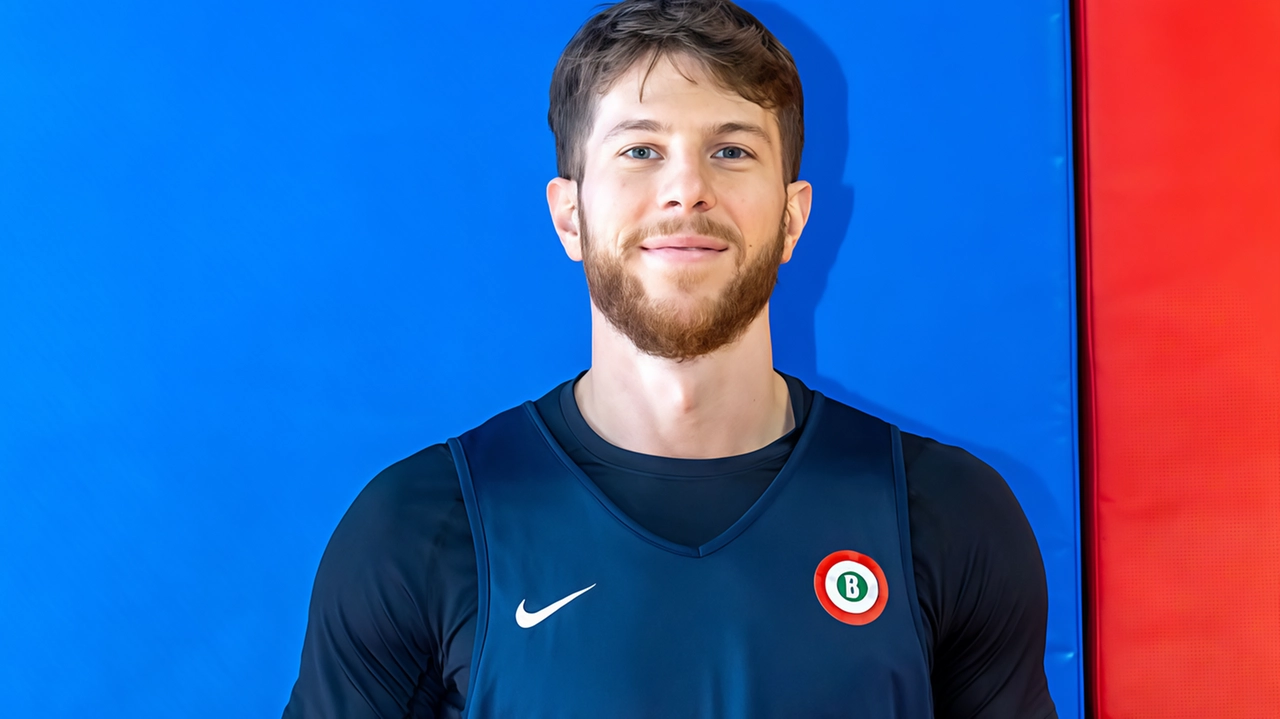 Fuori Dimitri Klyuchnyk, dentro Alessandro Paesano. Il cambio della guardia nel reparto lunghi della Fabo si concretizza nel giro di... Fuori Dimitri Klyuchnyk, dentro Alessandro Paesano. Il cambio della guardia nel reparto lunghi della Fabo si concretizza nel giro di...