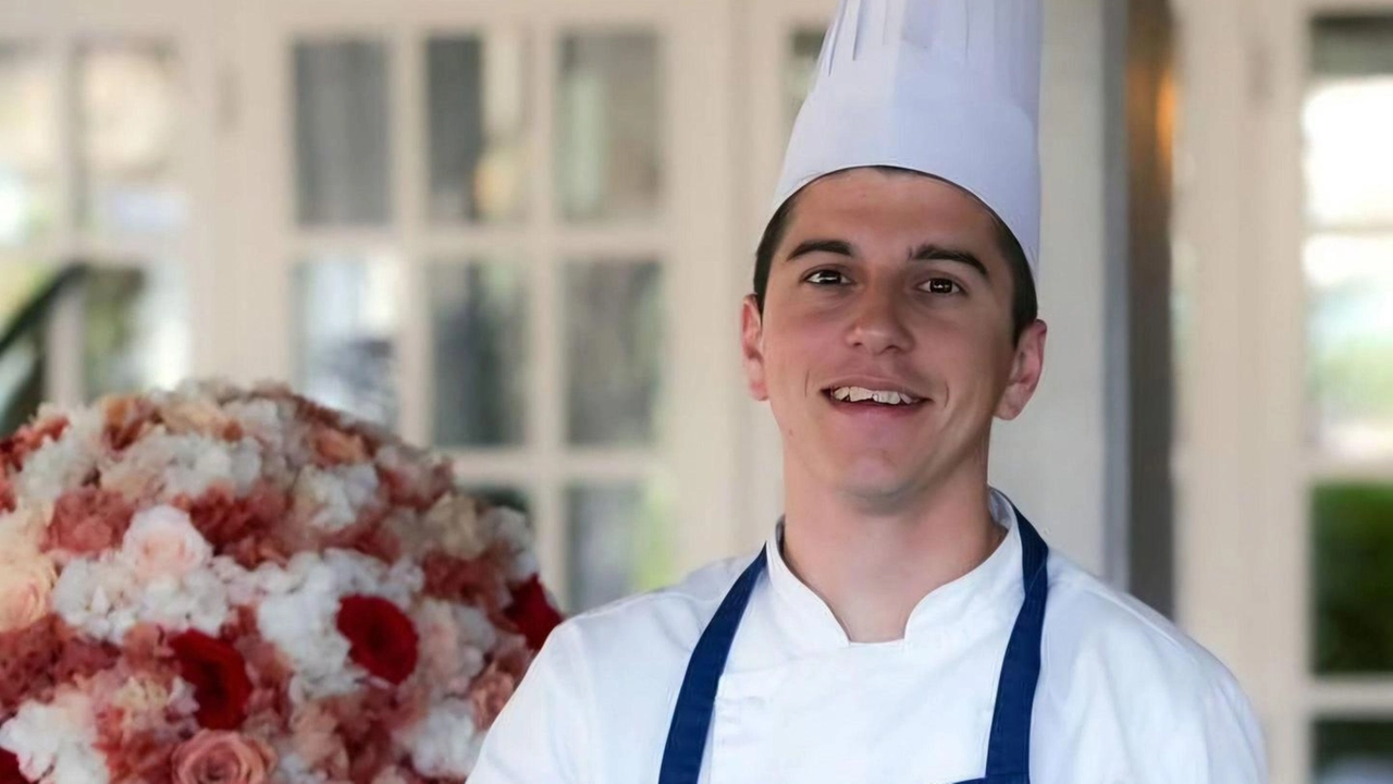 Simone Della Latta a 29 anni ha rilevato il bar ristorante del bagno Lorenzo di Levante dove presenta una cucina tipica e i tordelli della contrada