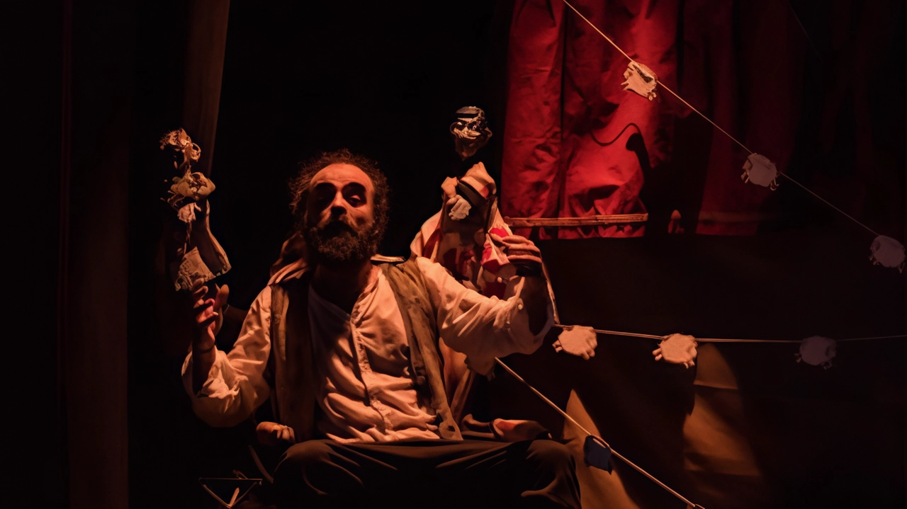 Lo spettacolo in scena per la rassegna itinerante il Teatro del Fiume. Lo spettacolo in scena per la rassegna itinerante il Teatro del Fiume.
