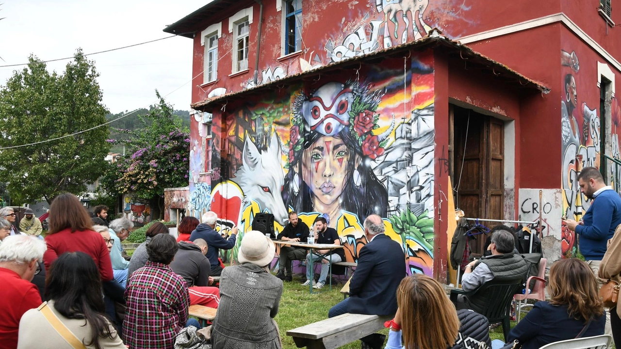 L’assemblea indetta ieri alla Casa Rossa Occupata di Montignoso L’assemblea indetta ieri alla Casa Rossa Occupata di Montignoso