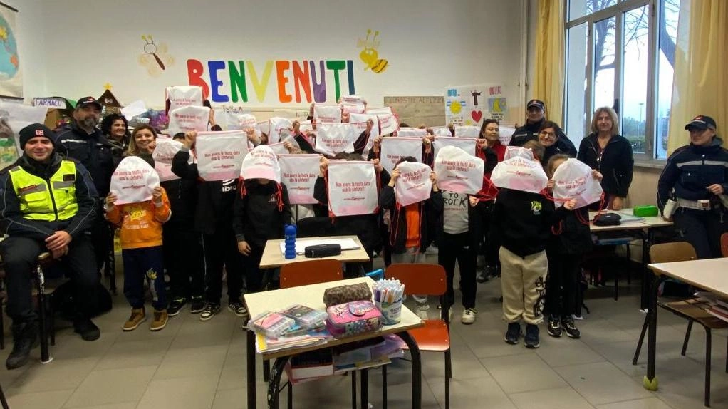 Gli insegnanti ringraziano il comandante della Polizia municipale di Massa, il referente per le scuole l’agente Davide Vanelli e tutti... Gli insegnanti ringraziano il comandante della Polizia municipale di Massa, il referente per le scuole l’agente Davide Vanelli e tutti...