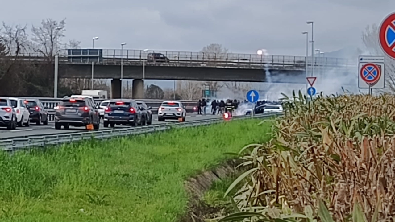 I violenti scontri avvenuti fra tifosi della Lucchese e del Perugia sulla corsia di marcia e su quella di emergenza dell’autostrada