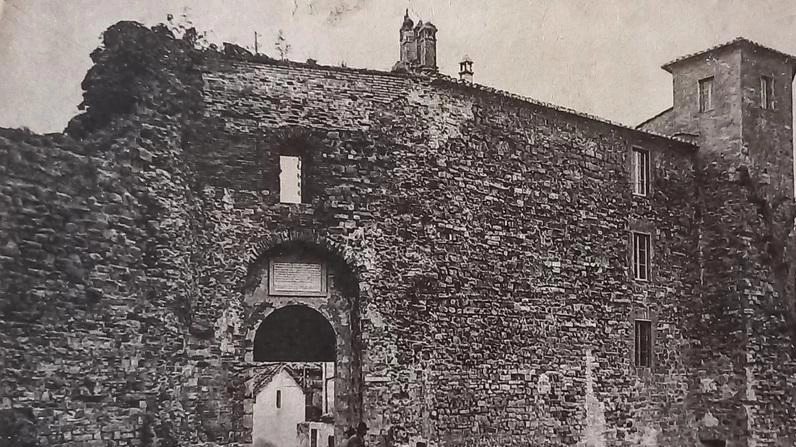 Da Porta Sant’Antonio nel 1859 entrarono le truppe dell’esercito sabaudo dei Bersaglieri. La targa sopra la porta è stata affissa nel 1897:. a sinistra com’era, in alto com’è oggi. Da Porta Sant’Antonio nel 1859 entrarono le truppe dell’esercito sabaudo dei Bersaglieri. La targa sopra la porta è stata affissa nel 1897:. a sinistra com’era, in alto com’è oggi.