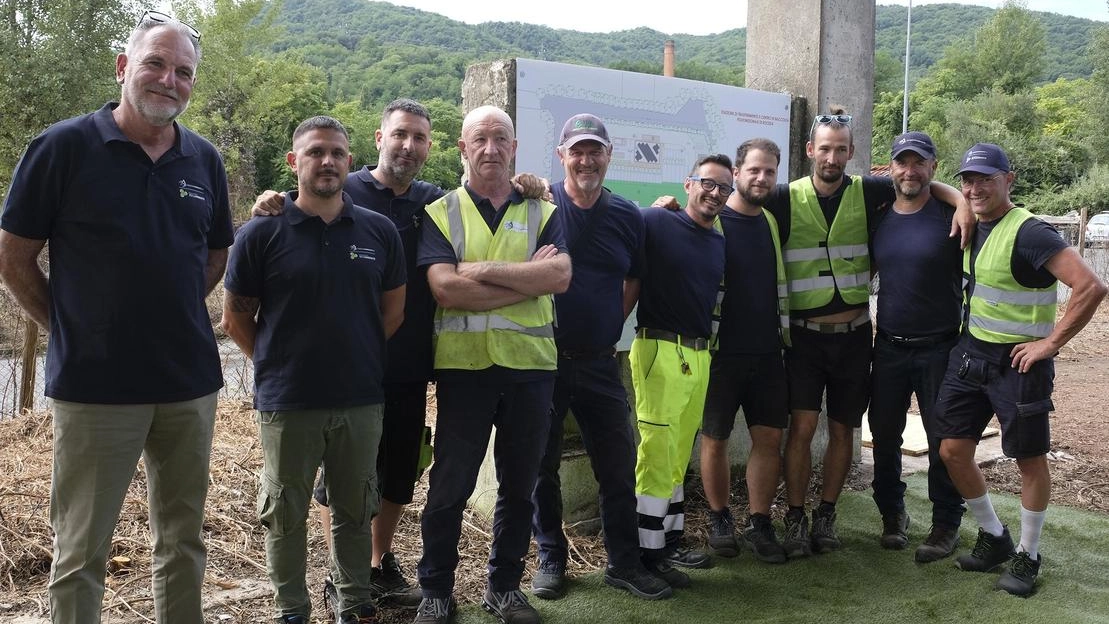 I lavoratori di Lunigiana Ambiente alla posa della prima pietra per la nuova Stazione di trasferimento e centro di raccolta polifunzionale di Boceda