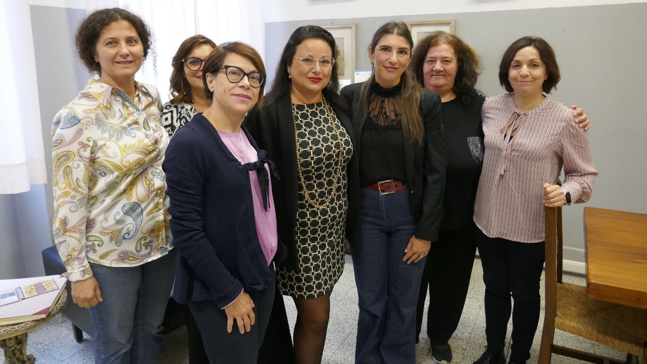 Al centro la dirigente Giuliana Pirone con il personale dell’istituto Marco Polo Al centro la dirigente Giuliana Pirone con il personale dell’istituto Marco Polo