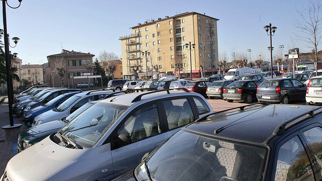 Il parcheggio di via Leonardo da Vinci. Secondo Forza Italia la presenza di persone che vivono nei camper ha portato la presenza di rifiuti sparsi nell’area
