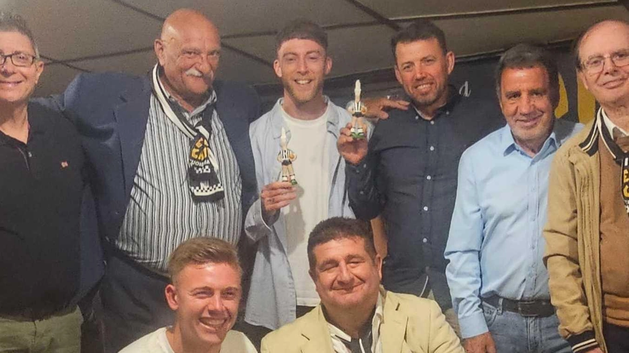 Una bella serata, al ristorante ‘Da Michele’ scivolata sulle note di cori e stornelli senesi, tra il ricordo di chi... Una bella serata, al ristorante ‘Da Michele’ scivolata sulle note di cori e stornelli senesi, tra il ricordo di chi...