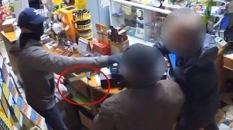 Tra marzo e aprile saccheggiò la Posta, due negozi e due tabaccherie Tra marzo e aprile saccheggiò la Posta, due negozi e due tabaccherie