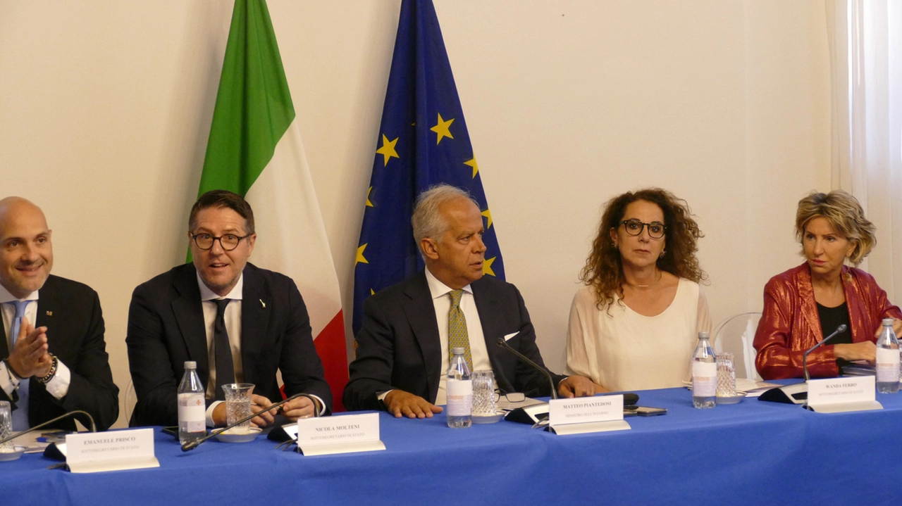 Il ministro Piantedosi (al centro) nella Prefettura di Prato (Foto Attalmi)