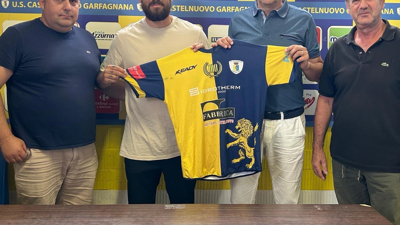 Il tecnico del Castelnuovo Andrea Gatti (secondo da destra) insieme allo staff Il tecnico del Castelnuovo Andrea Gatti (secondo da destra) insieme allo staff