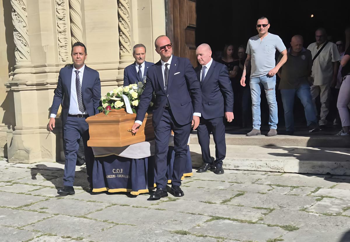 L’ultimo "Forza ragazzi!". Di Rocco, folla e lacrime. La figlia: "Ciao Papo"