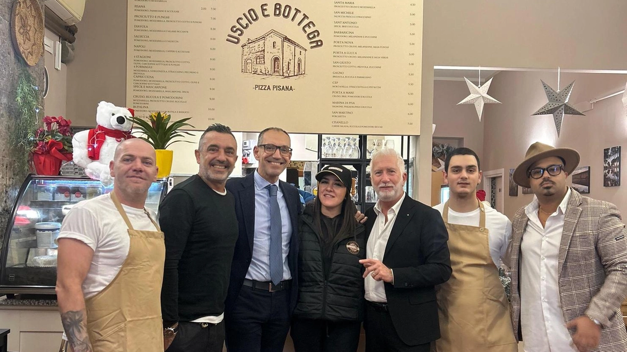 Al taglio del nastro presenti anche l’assessore al commercio Paolo Pesciatini e il direttore di ConfCommercio Pisa-Livorno, Federico Pieragnoli Al taglio del nastro presenti anche l’assessore al commercio Paolo Pesciatini e il direttore di ConfCommercio Pisa-Livorno, Federico Pieragnoli