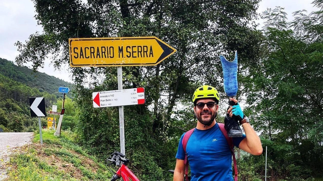Alessio Bottaini, 38 anni, calcesano doc. Con la sua bici e la sua protesi Alessio Bottaini, 38 anni, calcesano doc. Con la sua bici e la sua protesi