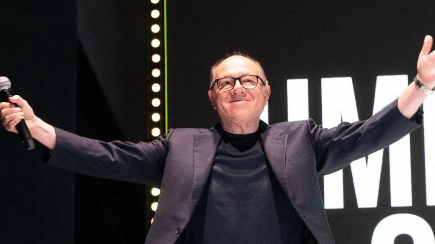 Carlo Verdone chiude con successo la quarta edizione di Umbria Cinema a Piazza del Popolo, celebrando il cinema italiano e ricevendo il Premio Gigi Proietti. Il festival premia le migliori opere cinematografiche e valorizza il territorio umbro come luogo di cultura e spettacolo. Carlo Verdone chiude con successo la quarta edizione di Umbria Cinema a Piazza del Popolo, celebrando il cinema italiano e ricevendo il Premio Gigi Proietti. Il festival premia le migliori opere cinematografiche e valorizza il territorio umbro come luogo di cultura e spettacolo.