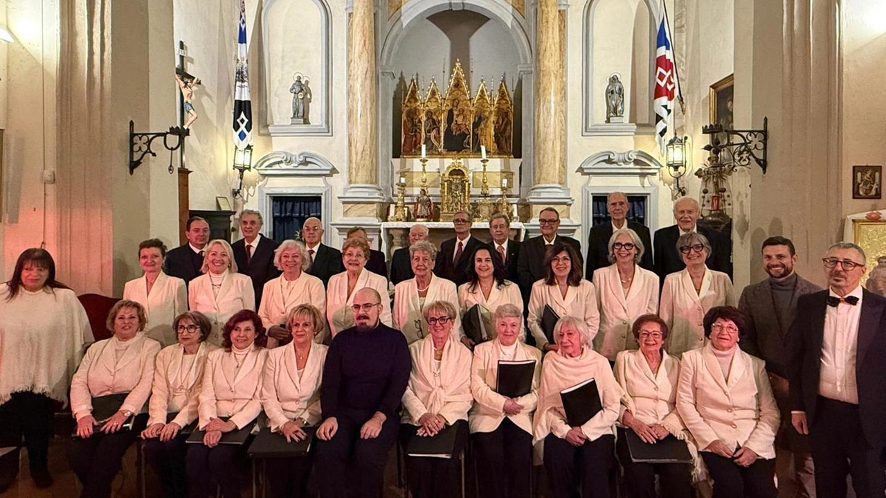 Foto di gruppo con il maestro Pianigiani ed il presidente Betti in occasione del concerto-prova nella chiesa dell’Antiporto il 23 novembre scorso Foto di gruppo con il maestro Pianigiani ed il presidente Betti in occasione del concerto-prova nella chiesa dell’Antiporto il 23 novembre scorso