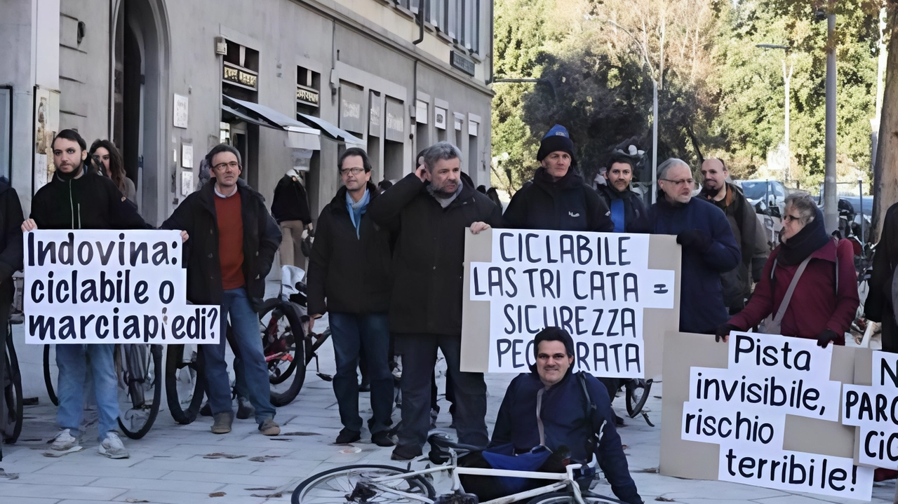 Ieri protesta di Fiab Firenze Ciclabile e altre associazioni dell’Alleanza fiorentina per la giustizia Ecologica, Sociale e Climatica lungo la... Ieri protesta di Fiab Firenze Ciclabile e altre associazioni dell’Alleanza fiorentina per la giustizia Ecologica, Sociale e Climatica lungo la...