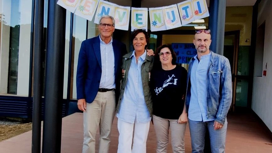 L’inaugurazione della scuola primaria di Stazione ieri mattina con il sindaco Ferdinando Betti, l’insegnante Laura Sirigaldi referente del plesso, la bidella ’storica’ Carmela Timpanaro, e l’assessore Alessio Guazzini L’inaugurazione della scuola primaria di Stazione ieri mattina con il sindaco Ferdinando Betti, l’insegnante Laura Sirigaldi referente del plesso, la bidella ’storica’ Carmela Timpanaro, e l’assessore Alessio Guazzini