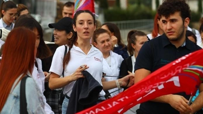 Dipendenti della sanità privata e delle Rsa in Toscana protestano per contratti scaduti da anni, chiedendo il rinnovo nazionale per rivalutare le retribuzioni. Dipendenti della sanità privata e delle Rsa in Toscana protestano per contratti scaduti da anni, chiedendo il rinnovo nazionale per rivalutare le retribuzioni.