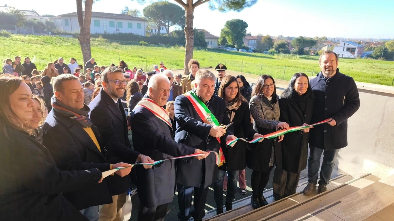 Taglio del nastro per la primaria "Licia Rosati", dopo accurati lavori di riqualificazione alla presenza del presidente Giani, di Nardini e Mazzeo. Taglio del nastro per la primaria "Licia Rosati", dopo accurati lavori di riqualificazione alla presenza del presidente Giani, di Nardini e Mazzeo.