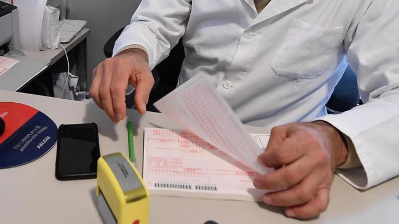 Un medico di famiglia (Foto Ansa)
