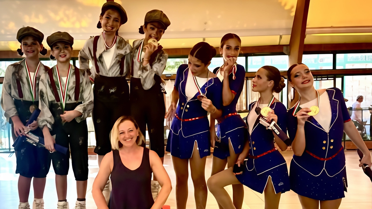 Barbara Nutini con un gruppo di giovanissimi, allievi e allieve Barbara Nutini con un gruppo di giovanissimi, allievi e allieve