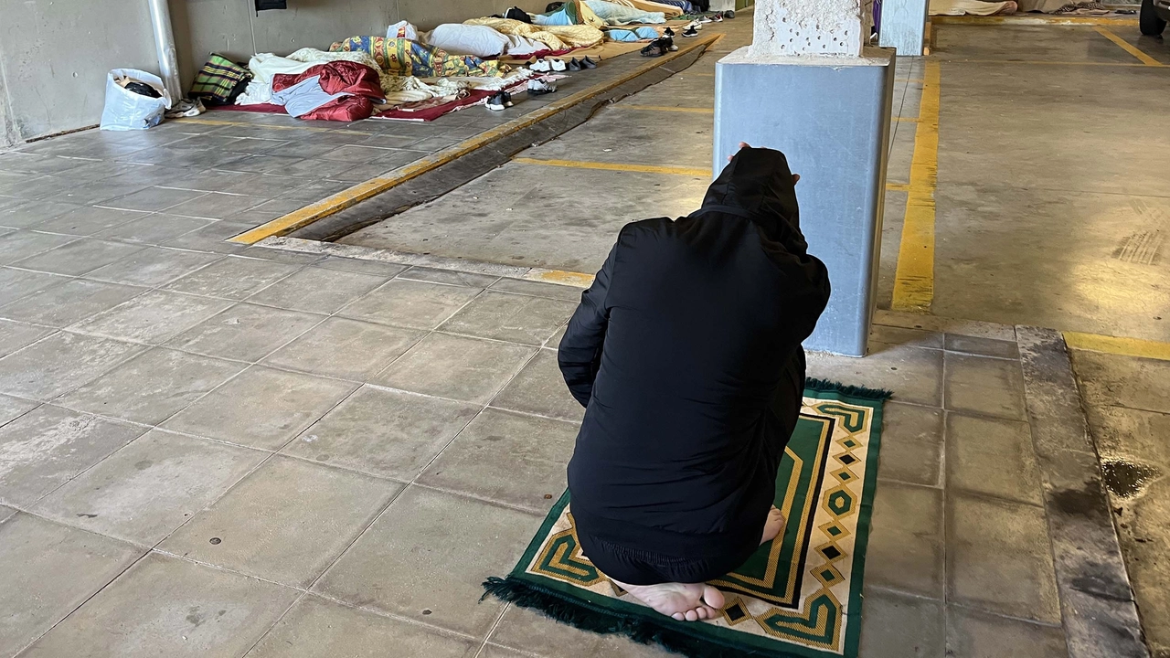 Dopo lo sgombero di venerdì, pakistani e afgani sono tornati nel parcheggio Dopo lo sgombero di venerdì, pakistani e afgani sono tornati nel parcheggio