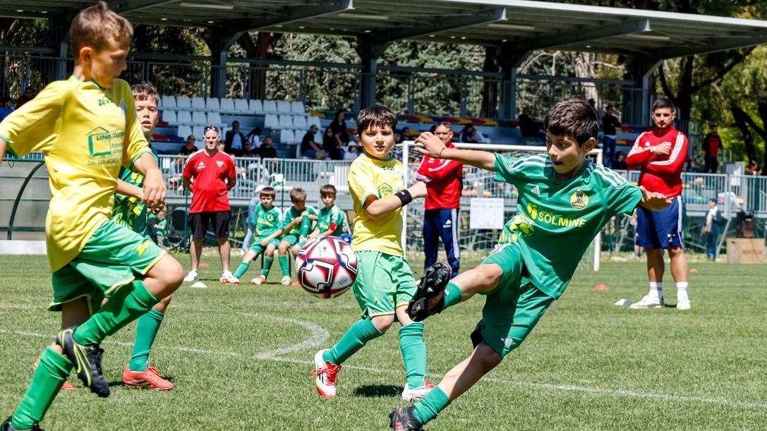 Uno degli incontri della Kid’s Cup che si è svolta a Follonica tra sedici squadre di piccoli dei ’Primi calci’ Uno degli incontri della Kid’s Cup che si è svolta a Follonica tra sedici squadre di piccoli dei ’Primi calci’