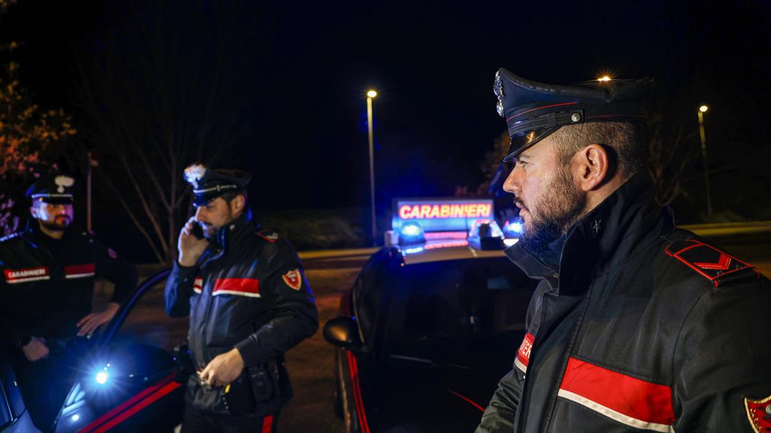 Appicca il fuoco a una tenda, tra le ipotesi un gesto di gelosia. Nei guai un 40enne Appicca il fuoco a una tenda, tra le ipotesi un gesto di gelosia. Nei guai un 40enne