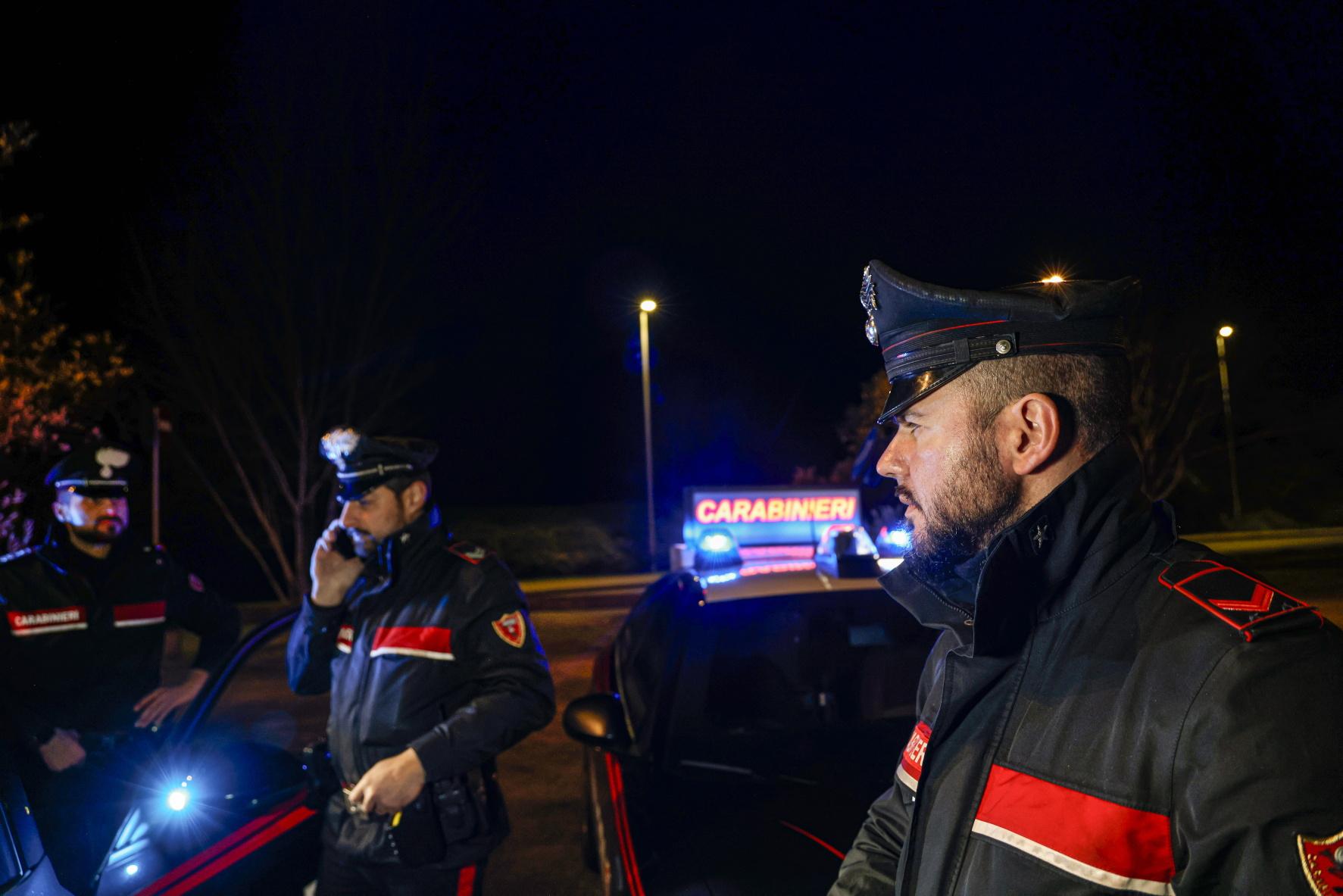 Appicca il fuoco a una tenda, tra le ipotesi un gesto di gelosia. Nei guai un 40enne