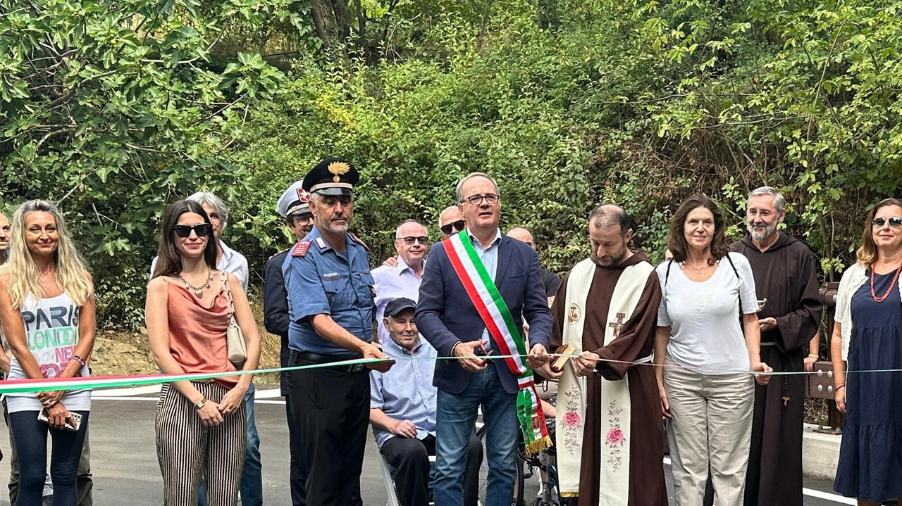 Presenti al taglio del nastro i rappresentanti comunali,le autorità militari, e una rappresentanza dei frati dell’eremo Presenti al taglio del nastro i rappresentanti comunali,le autorità militari, e una rappresentanza dei frati dell’eremo