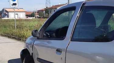 Carcasse di auto abbandonate a Castelfranco: polemiche tra opposizione e amministrazione comunale. Problemi ambientali e rifiuti al centro del dibattito. Carcasse di auto abbandonate a Castelfranco: polemiche tra opposizione e amministrazione comunale. Problemi ambientali e rifiuti al centro del dibattito.