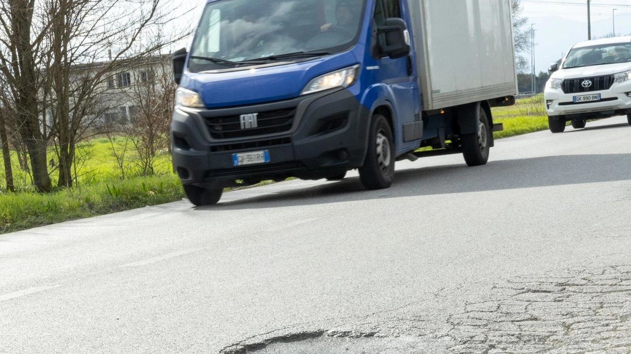 Le pessime condizioni in cui versa il manto stradale sulla via Camporcioni, nel Comune di Ponte Buggianese (Goiorani) Le pessime condizioni in cui versa il manto stradale sulla via Camporcioni, nel Comune di Ponte Buggianese (Goiorani)