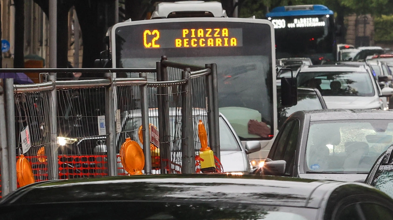 Un ingorgo nella zona del Ponte Rosso. I numerosi cantieri presenti in città complicano non poco la vita agli autisti Un ingorgo nella zona del Ponte Rosso. I numerosi cantieri presenti in città complicano non poco la vita agli autisti