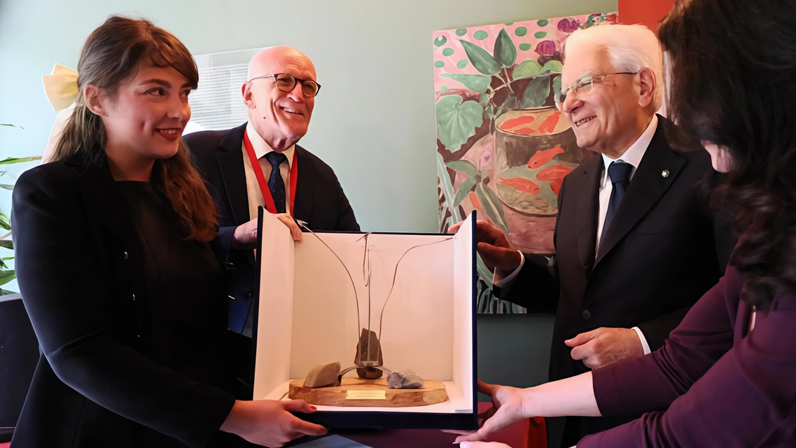 La riproduzione del monumento di Rondine donata dai ragazzi della World House al presidente Mattarella durante la sua visita La riproduzione del monumento di Rondine donata dai ragazzi della World House al presidente Mattarella durante la sua visita