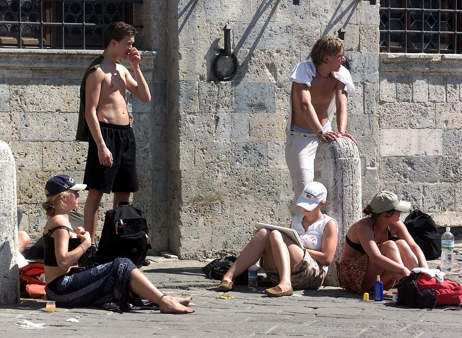 Caldo torrido, la Piazza è a bollore. Temperature oggi fino a 38 gradi Caldo torrido, la Piazza è a bollore. Temperature oggi fino a 38 gradi