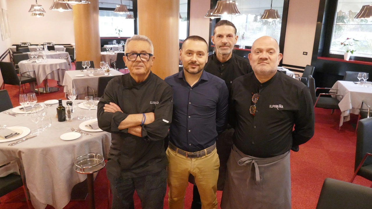 Originario di Fucecchio, Santini è pratese d’adozione: ogni giorno dalle 9 la mattina fino a mezzanotte, pranzo e cena, è al Piraña insieme al figlio Roberto. In alto, con lo staff. Sotto Dino Giannini con Giovanni Trapattoni al Piraña