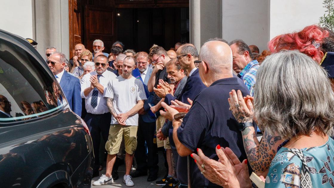 I funerali del poliziotto Petti, con la Volante fino al cielo. Lacrime e rabbia: “Ciao Matteo”