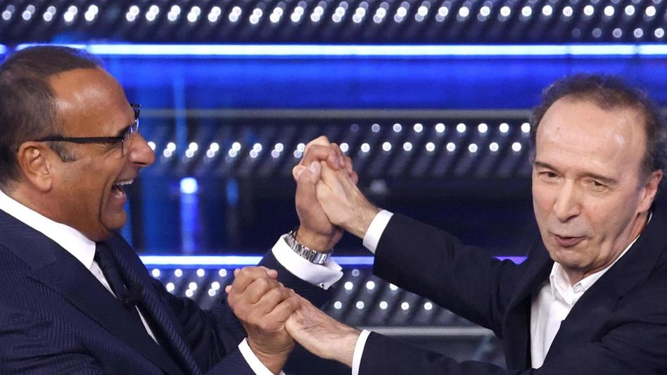 Carlo Conti accoglie sul palco dell’Ariston Roberto Benigni, ospite speciale della serata dei duetti. Il comico ha radici aretine: è nato a Castiglion Fiorentino