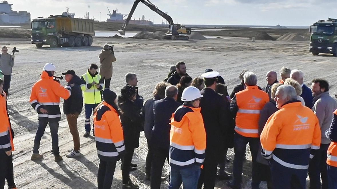 L’avvio dei lavori al. porto di Livorno per la costruzione della maxi banchina (Foto Novi) L’avvio dei lavori al. porto di Livorno per la costruzione della maxi banchina (Foto Novi)