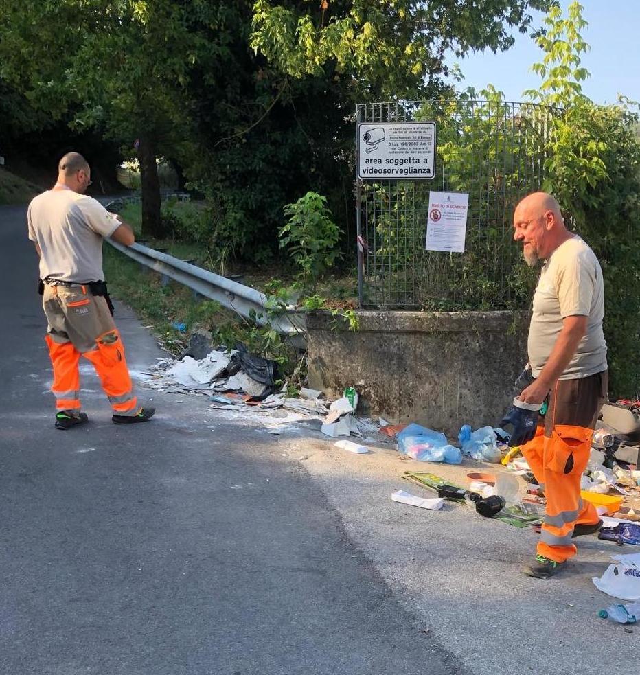 https://www.lanazione.it/image-service/view/acePublic/alias/contentid/NWViMTExNjktNTlhNy00/0/isola-ecologica-qualcosa-si-muove-millo-ricorda-la-vicenda.jpeg?f=1.91:1&w=1200