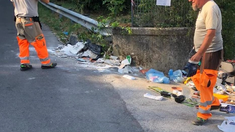 L’isola ecologica rimossa in via Becheroni (nella foto) non era, secondo l’opposizione, una vera “isola“ ma una soluzione pensata per... L’isola ecologica rimossa in via Becheroni (nella foto) non era, secondo l’opposizione, una vera “isola“ ma una soluzione pensata per...
