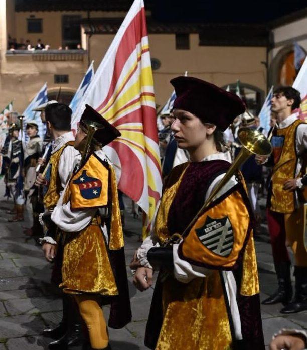https://www.lanazione.it/image-service/view/acePublic/alias/contentid/NWViN2Q2YTctNTJiOC00/0/gara-musici-e-sbandieratori-in-attesa-del-palio.jpeg