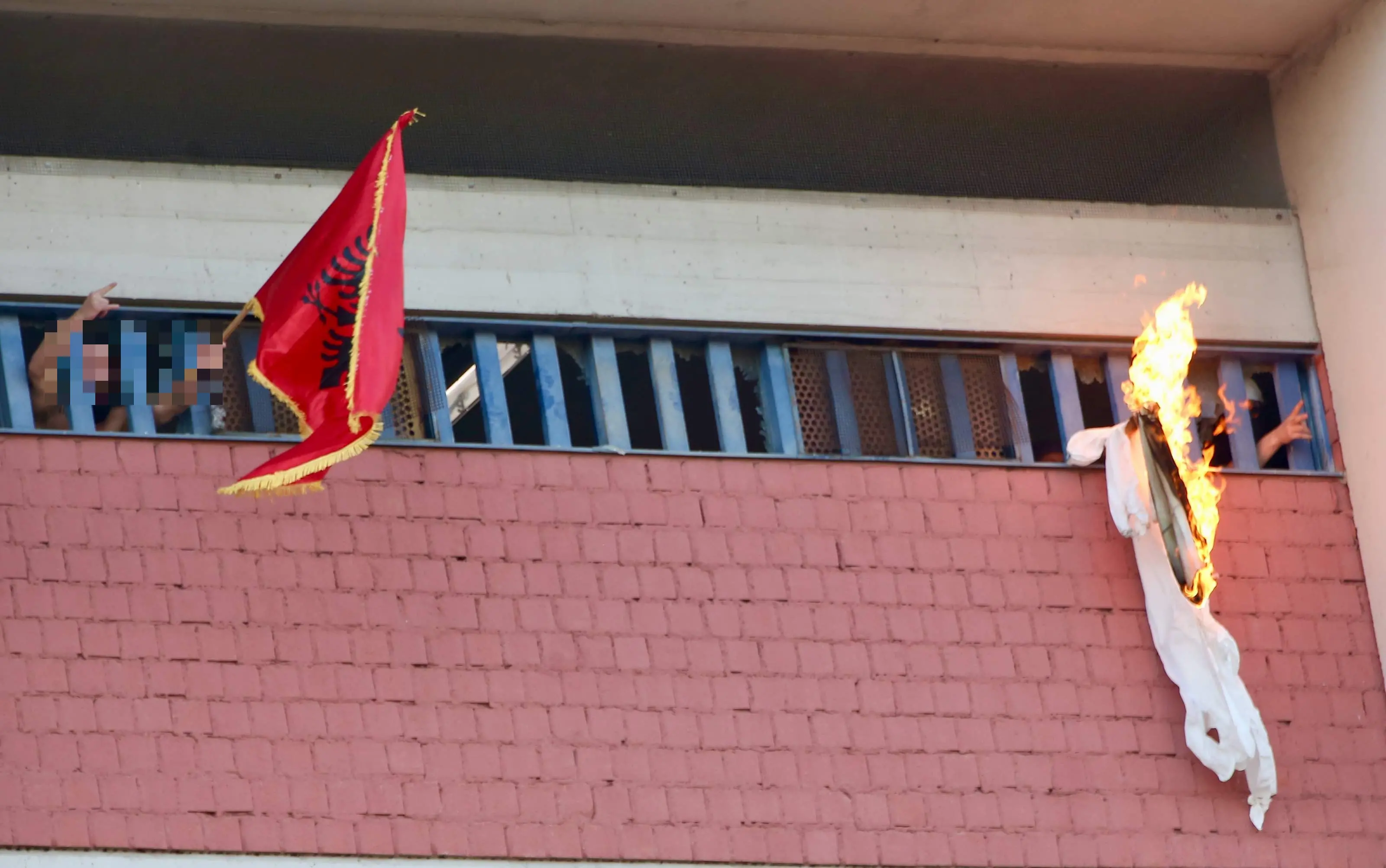 Il carcere alla deriva, detenuti incendiano cella a Sollicciano. Un agente all’ospedale