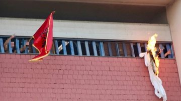 Il carcere alla deriva, detenuti incendiano cella a Sollicciano. Un agente all’ospedale