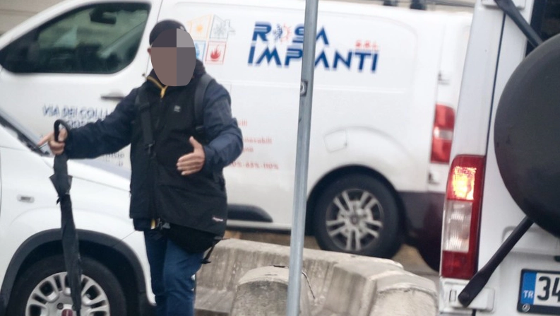 Il nostro viaggio con i residenti nell’area posteggio di piazzale Vittorio Veneto. La denuncia: "I turisti sono le principali vittime, spesso ci minacciano". Il nostro viaggio con i residenti nell’area posteggio di piazzale Vittorio Veneto. La denuncia: "I turisti sono le principali vittime, spesso ci minacciano".
