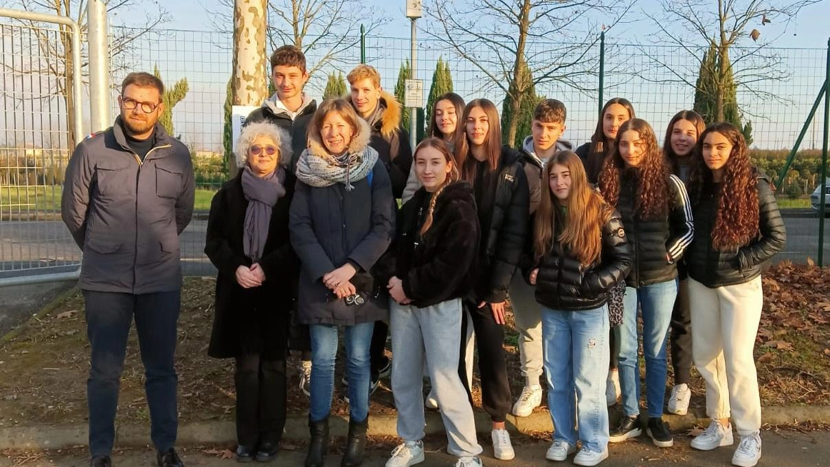 Gli studenti che hanno partecipato allo studio con il sindaco e le insegnanti Gli studenti che hanno partecipato allo studio con il sindaco e le insegnanti