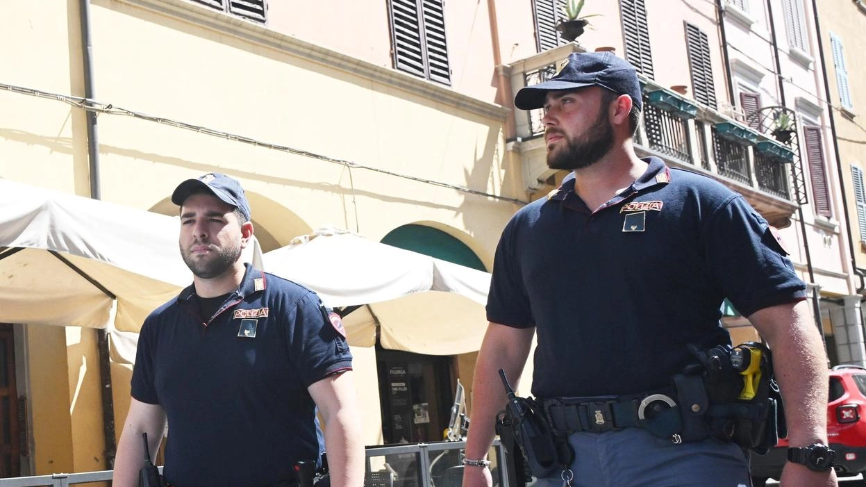 Escalation di episodi di violenza: anche uno scontro con lancio di oggetti e due persone all’ospedale . Le forze dell’ordine: "Situazione di pericolo per la sicurezza pubblica". Licenza sospesa per 15 giorni. Escalation di episodi di violenza: anche uno scontro con lancio di oggetti e due persone all’ospedale . Le forze dell’ordine: "Situazione di pericolo per la sicurezza pubblica". Licenza sospesa per 15 giorni.