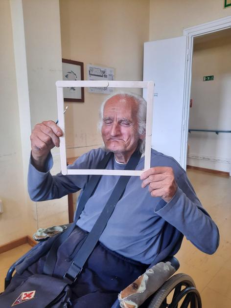 rificolona gli anziani della rsa san lorenzo costruiscono le lanterne di carta