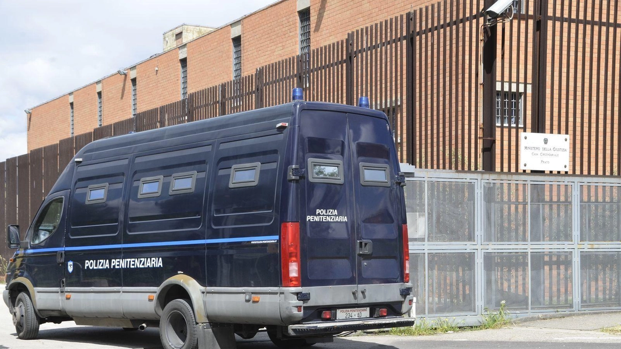 L’entrata della casa circondariale di Prato dove nel pomeriggio di venerdì un detenuto di 32 anni si è tolto la vita con il gas