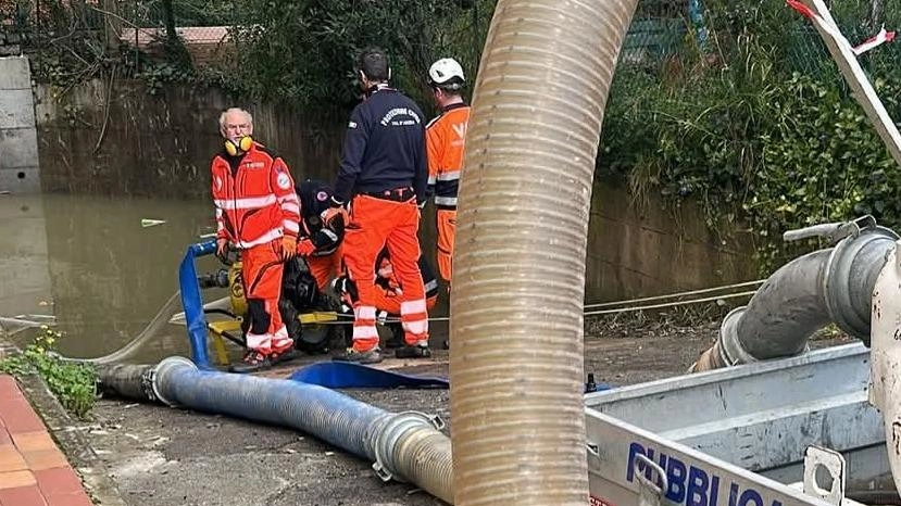 Volontari in azione con idrovore e mezzi per aiutare le zone alluvionate colpite dalle esondaizoni Sono partiti da Chianciano, da Torrenieri, da Siena, ma anche dalla Val d’Arbia E altri daranno loro il cambio finchè l’emergenza non sarà terminata